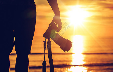 日落摄影摄影师准备在海滩上拍摄日落照片专业图片