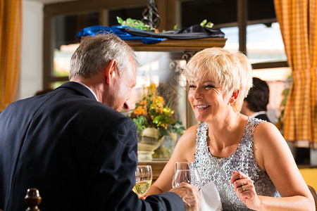 高级夫妇在酒店或优雅餐厅桌上图片