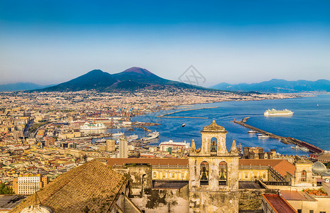 位于意大利坎帕尼亚的Napoli市那普勒斯的景色画章背景图片