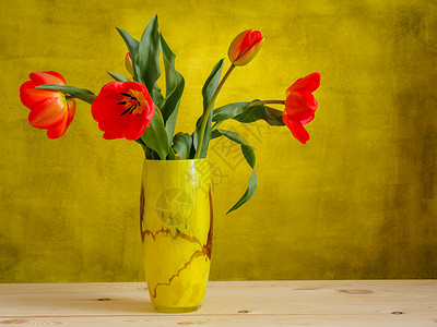 花瓶里的红色郁金香图片