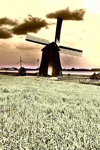 风景与日落时的老荷兰风车图片