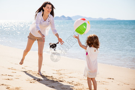 快乐的年轻母亲和女儿在阳光明媚的图片