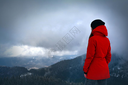 山顶上的女人望着远方图片