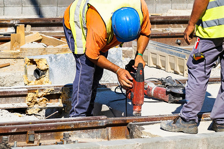 人在铁路建设工作图片