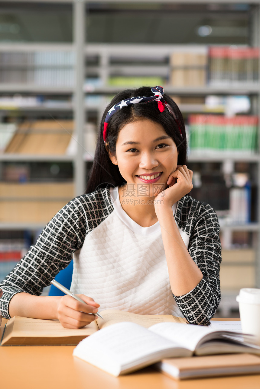 图书馆中美丽的越南大学