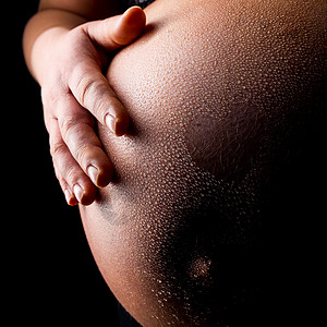 孕妇腹部有心脏形状和水滴图片