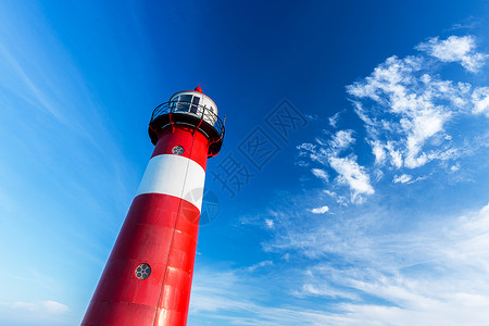 蓝色天空的荷兰海岸有一座灯塔图片
