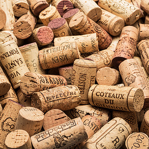 一大堆葡萄酒瓶装的旧葡萄酒软木图片