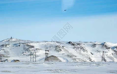 冬季积雪覆盖土地和山地的雪上有电图片