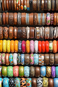 印度德里街头市场上的木链手图片