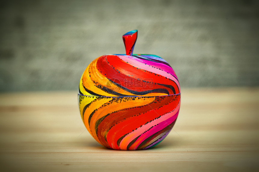现代艺术手工制作的手画木制装饰型苹图片