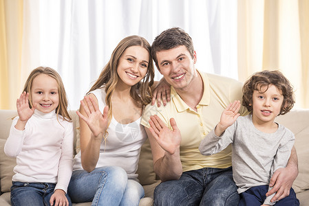 快乐的一家人幸福的家庭和孩子在图片