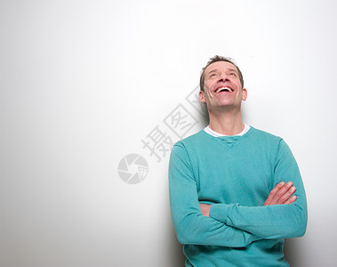 一个中年男人的肖像笑着用双臂图片