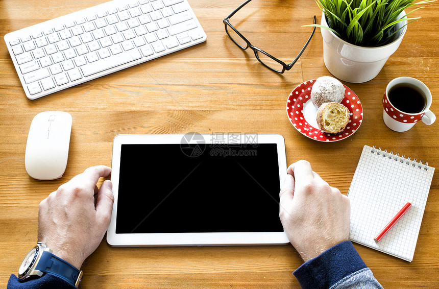 男手用平板电脑键盘笔记本眼镜咖啡烘烤和图片