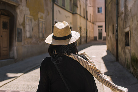 欧洲戴帽子戴围巾的女游客图片