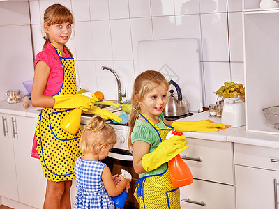 儿童小女孩在厨房做饭图片
