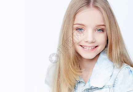 蓝眼睛的年轻微笑女孩的肖图片