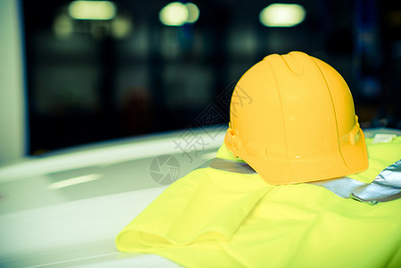 黄色建筑头盔合照建筑安全图片