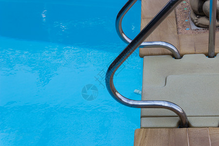 游泳池畔金属扶手背景图片