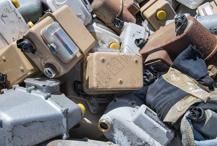垃圾填埋场生锈的废弃煤气柜背景图片