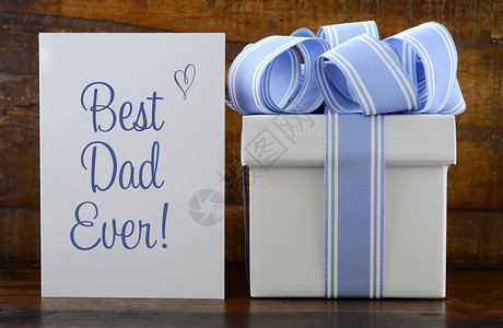 快乐的父亲礼物与木背景上的蓝色和白色礼物图片
