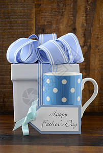 带蓝白礼物的快乐父亲礼物和木质背景的波图片