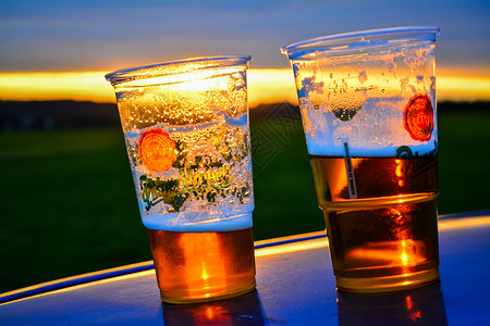 夏天的啤酒在阳光明媚的日光图片
