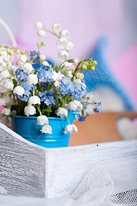 木板上的铃兰花束图片