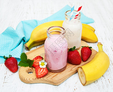 木制背景中的香蕉和草莓酸奶图片