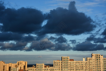 城市上空的日落云层图片