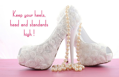 高脚鞋保持你的脚跟和标准在粉红色的木图片