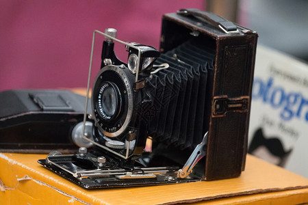 复古老式摄影相机的特写视图图片