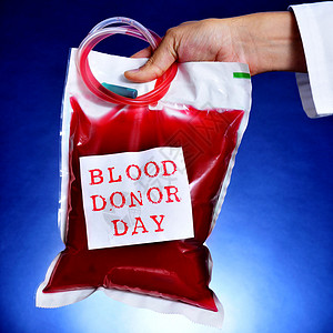 一名医生拿着一个血袋和贴上标签的血样献血日的血型大图片