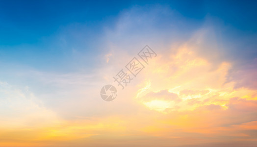 日落时天空上的梦幻柔软云图片