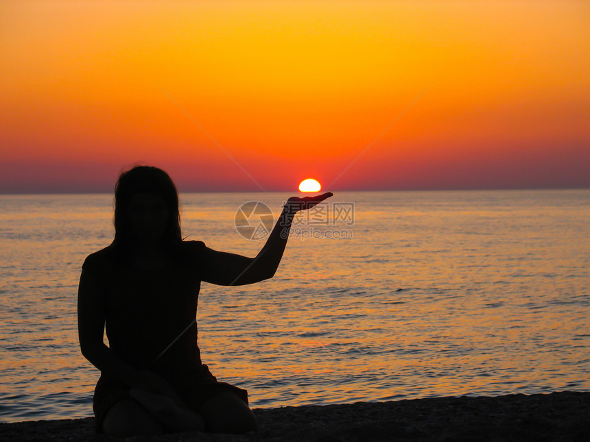 美丽的夕阳带着少女的背影图片