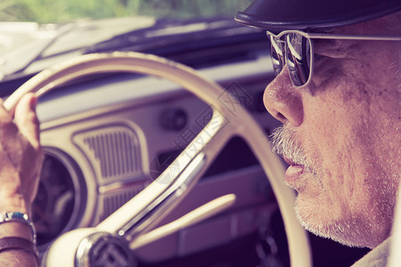 戴眼镜的老人开车图片