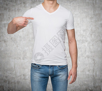 有个男人用空T恤指着一个男人的手背景图片