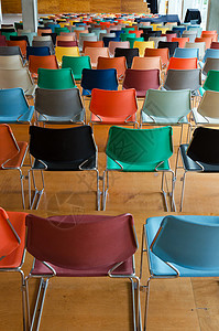 礼堂里五颜六色的椅子靠背图片
