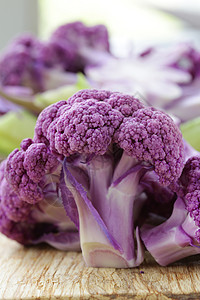 木桌上的紫花椰菜生图片
