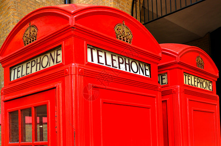 英国伦敦的两个K2信息亭红色电话亭由于成本图片