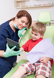 在友好的女牙医诊所享受快乐的小孩病人图片