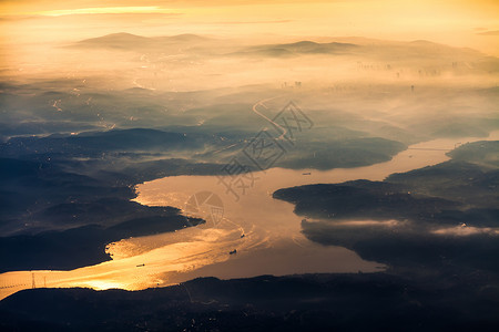 日出时飞往伊斯坦布尔的航班图片