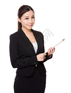 穿着商务装的年轻亚洲女商人带剪贴板图片