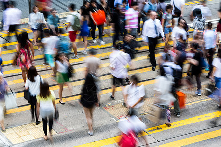通勤者穿过繁忙的香港街的俯视图图片