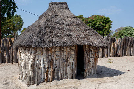 纳米比亚贫困程度最高的地区卡万戈镇附近的传统非洲村庄图片