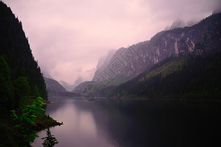 美丽的湖泊和雾中的许多高山图片