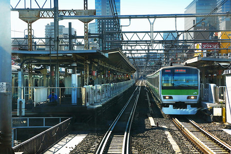 在日本东京山尾线地铁站停留在日背景图片