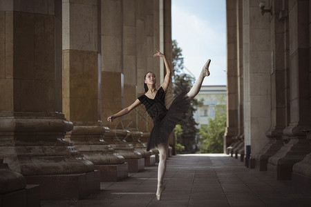站在街上踮着脚尖的芭蕾舞女演员平底鞋图片