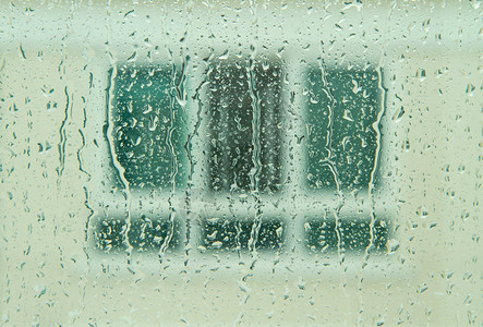 背景窗户模糊的上的雨滴图片