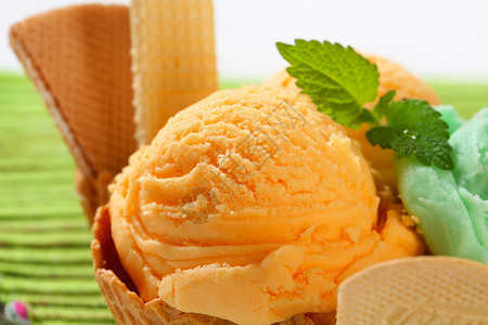 华夫饼篮里的冰淇淋勺图片